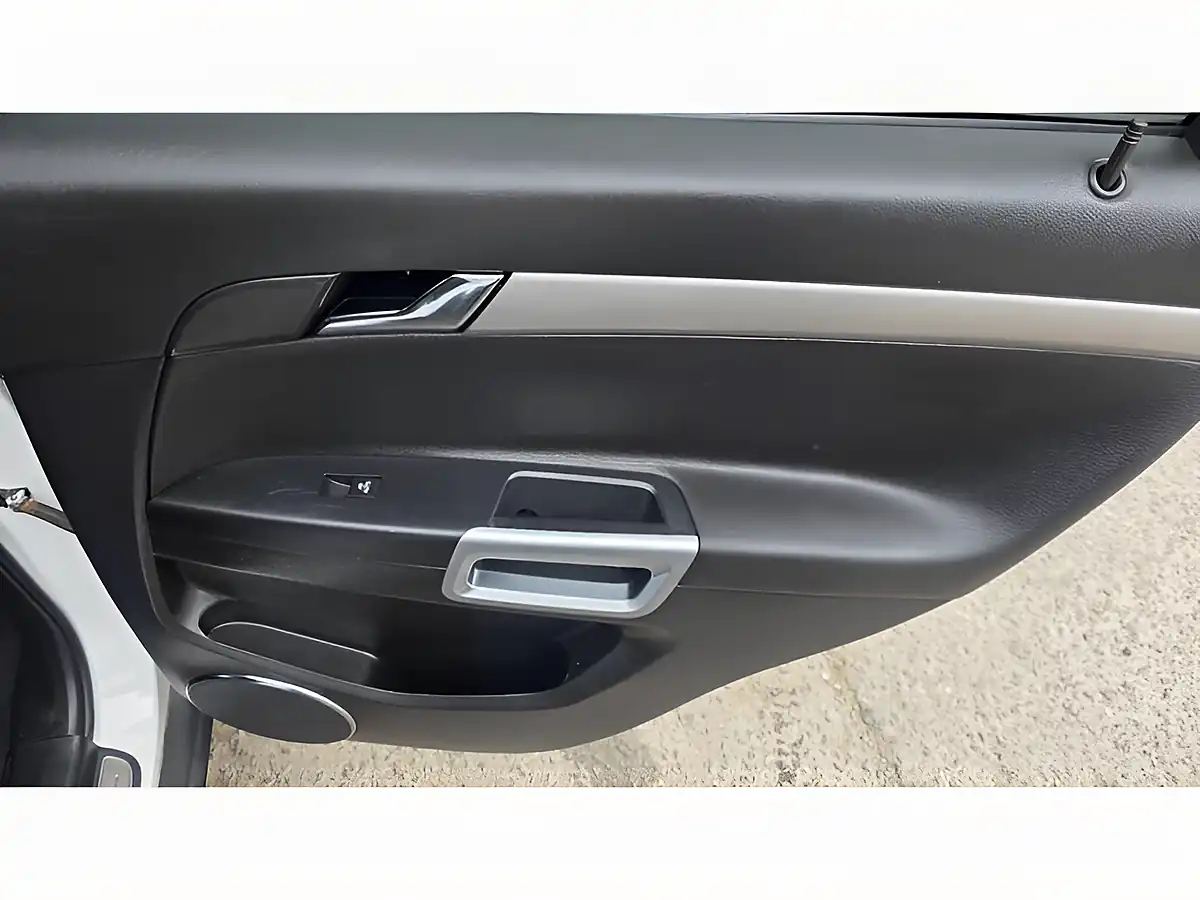 Used 2015 Vauxhall Antara Se White - Interior and Exterior details 20