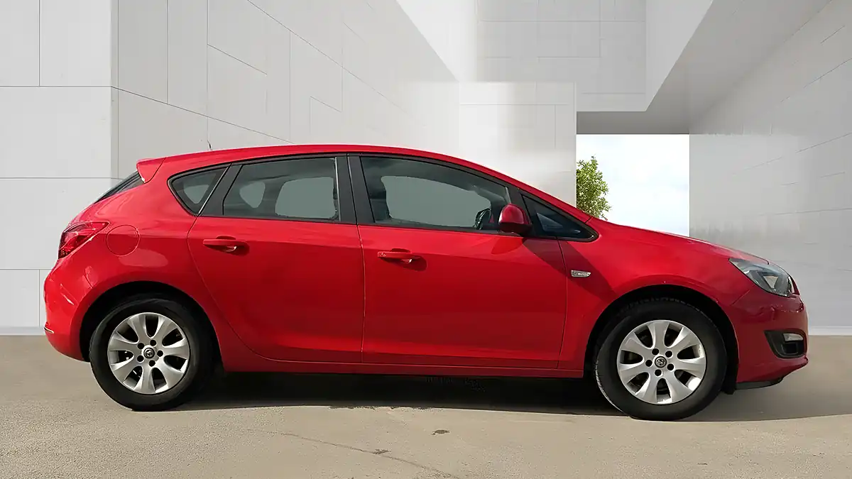 Used 2015 Vauxhall Astra Design Red - Interior and Exterior details 4