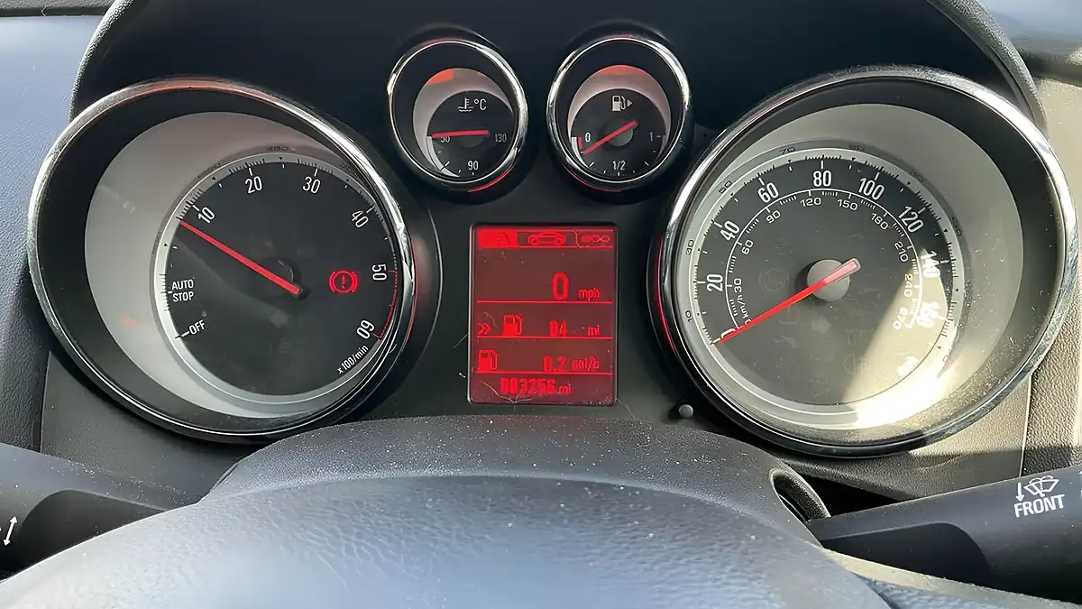 Used 2015 Vauxhall Astra Design Red - Interior and Exterior details 9
