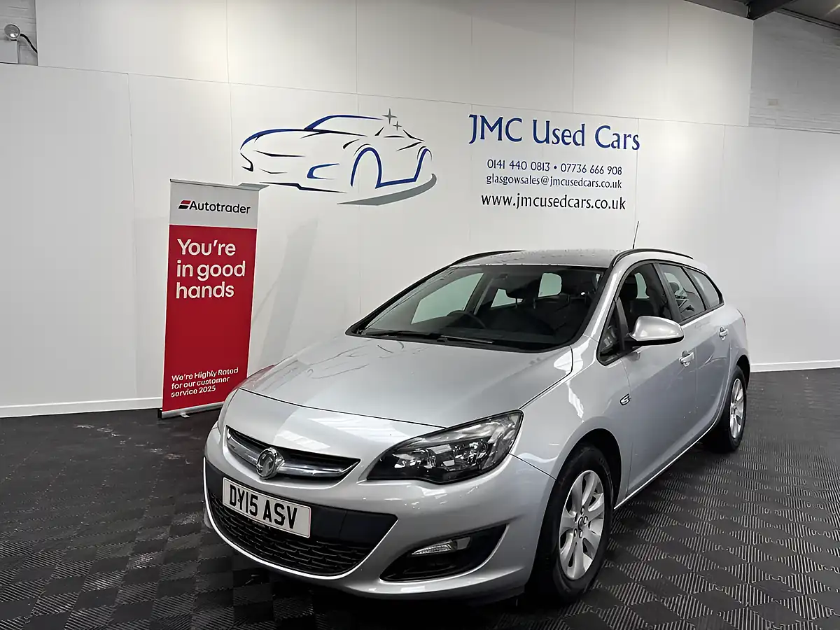 Used 2015 Vauxhall Astra Design Silver - Front View