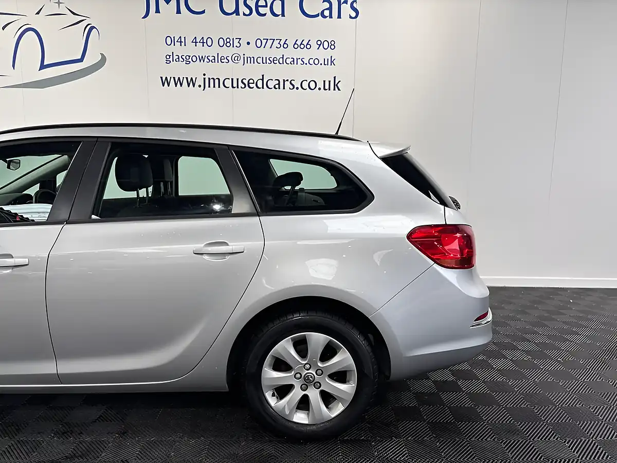 Used 2015 Vauxhall Astra Design Silver - Interior and Exterior details 10
