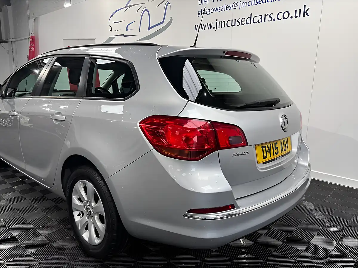Used 2015 Vauxhall Astra Design Silver - Interior and Exterior details 11
