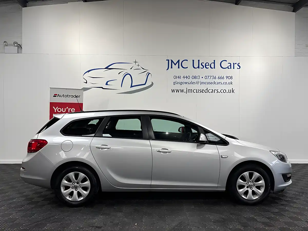 Used 2015 Vauxhall Astra Design Silver - Interior and Exterior details 13