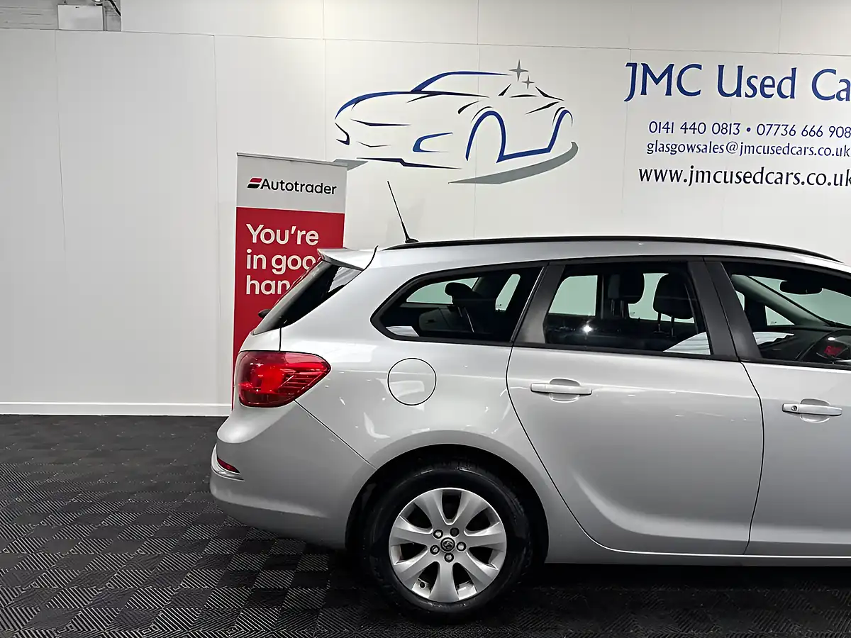 Used 2015 Vauxhall Astra Design Silver - Interior and Exterior details 15