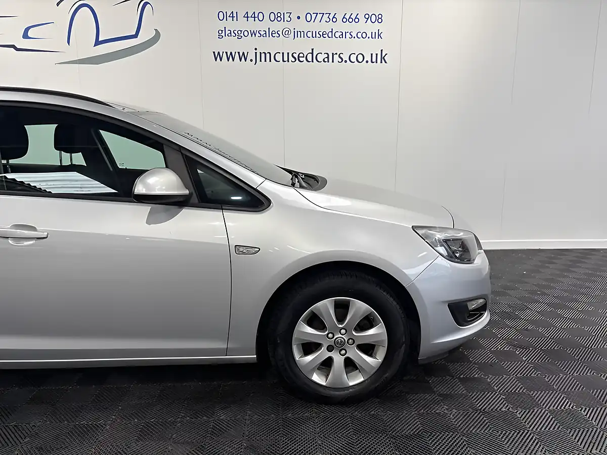 Used 2015 Vauxhall Astra Design Silver - Interior and Exterior details 16