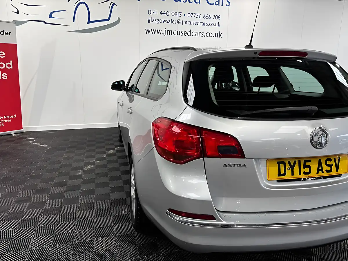 Used 2015 Vauxhall Astra Design Silver - Interior and Exterior details 19