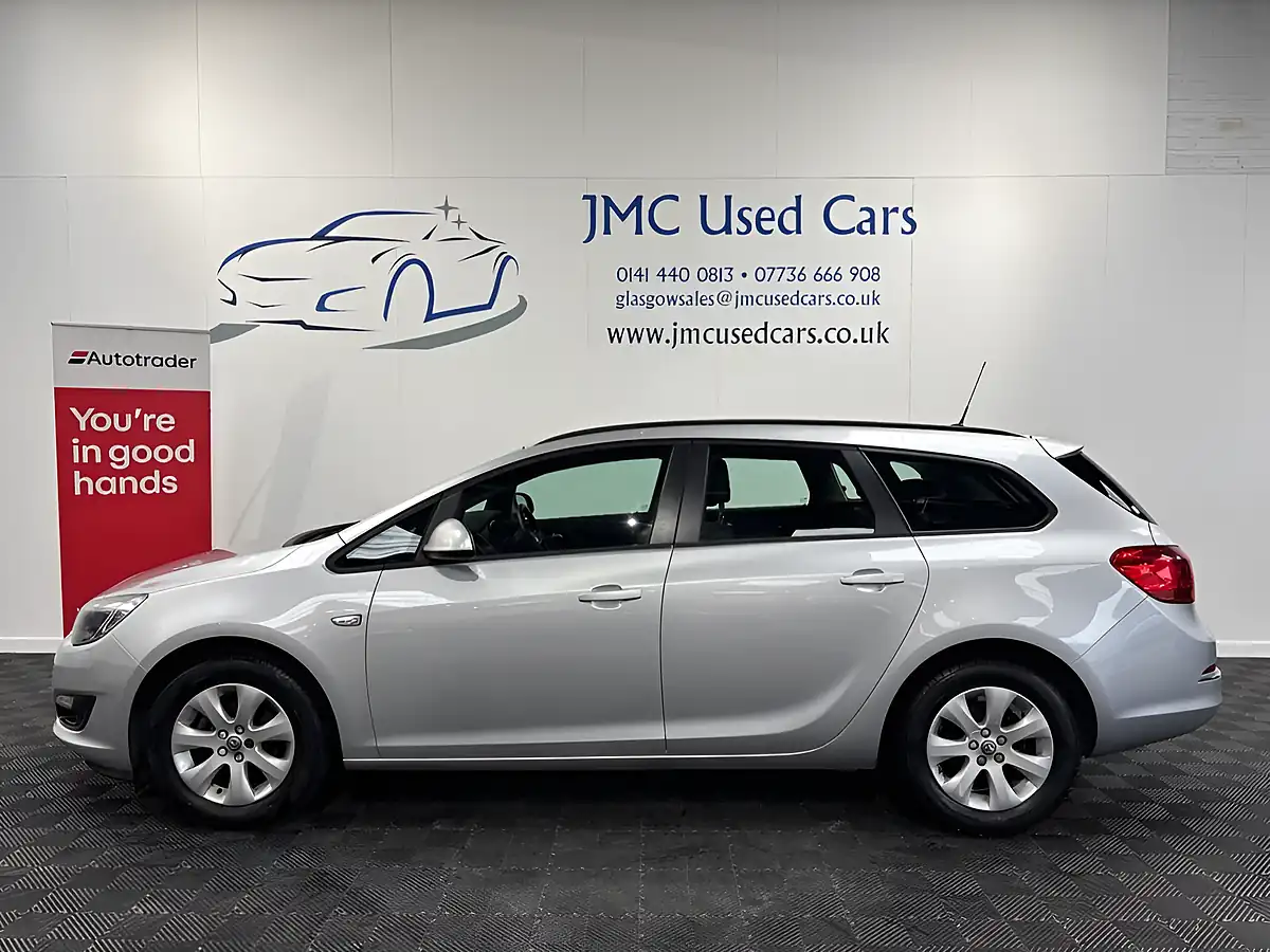 Used 2015 Vauxhall Astra Design Silver - Interior and Exterior details 8