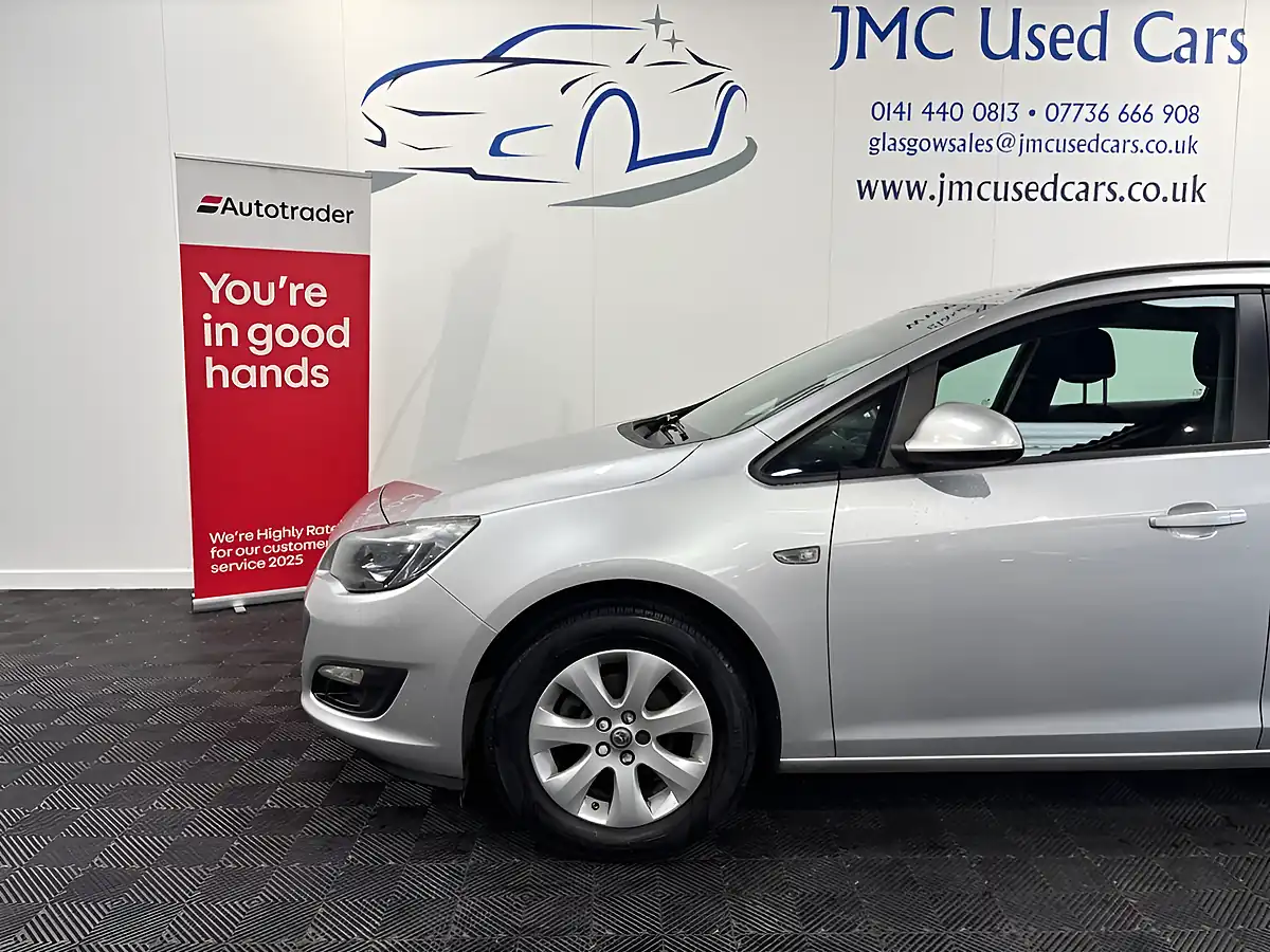Used 2015 Vauxhall Astra Design Silver - Interior and Exterior details 9