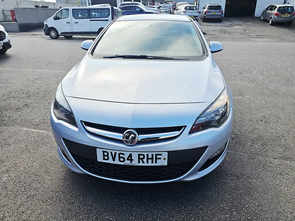 Used 2015 Vauxhall Astra Design Silver - Front View