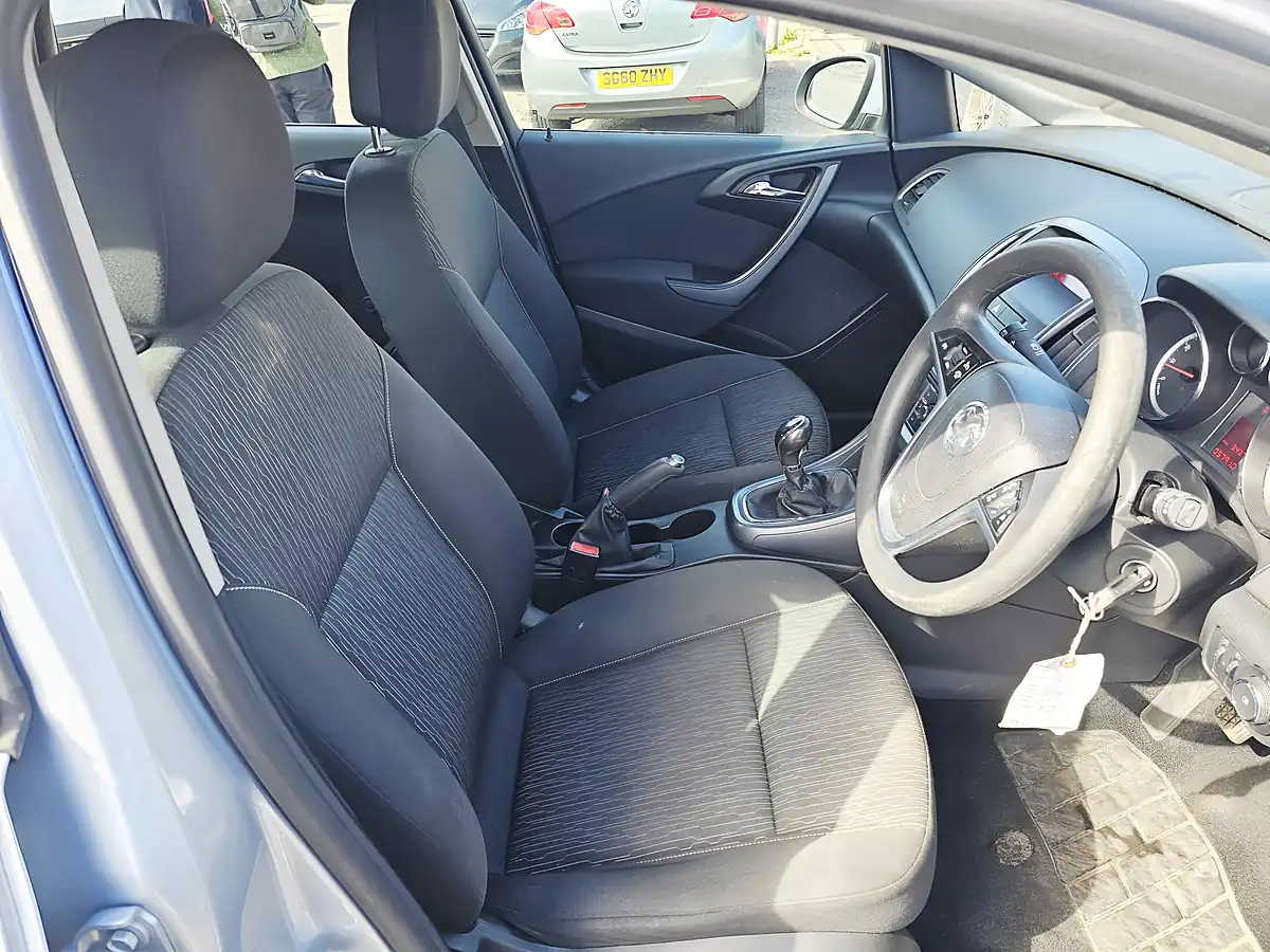 Used 2015 Vauxhall Astra Design Silver - Interior and Exterior details 10