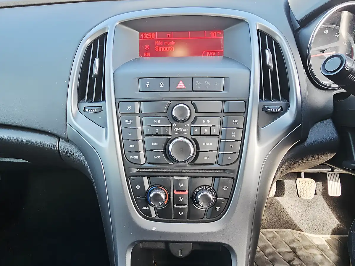 Used 2015 Vauxhall Astra Design Silver - Interior and Exterior details 12