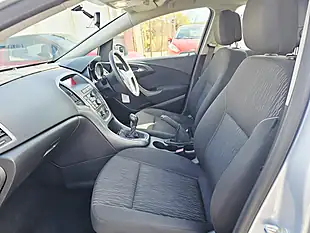Used 2015 Vauxhall Astra Design Silver - Interior and Exterior details 9