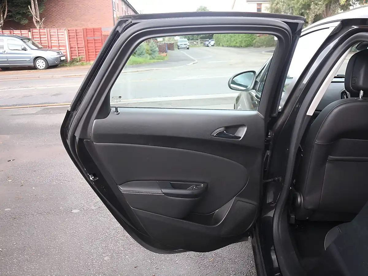Used 2015 Vauxhall Astra Elite Black - Interior and Exterior details 15