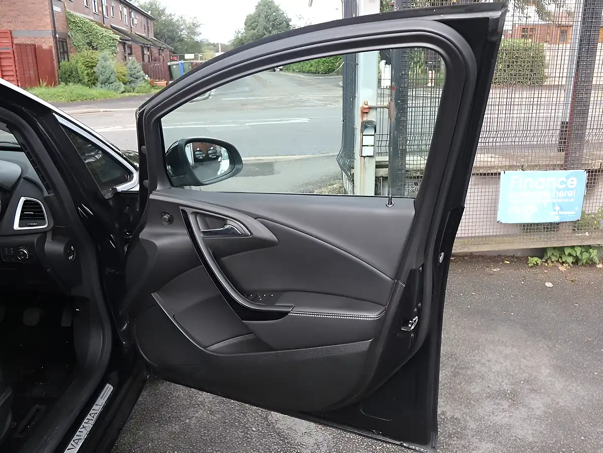 Used 2015 Vauxhall Astra Elite Black - Interior and Exterior details 16