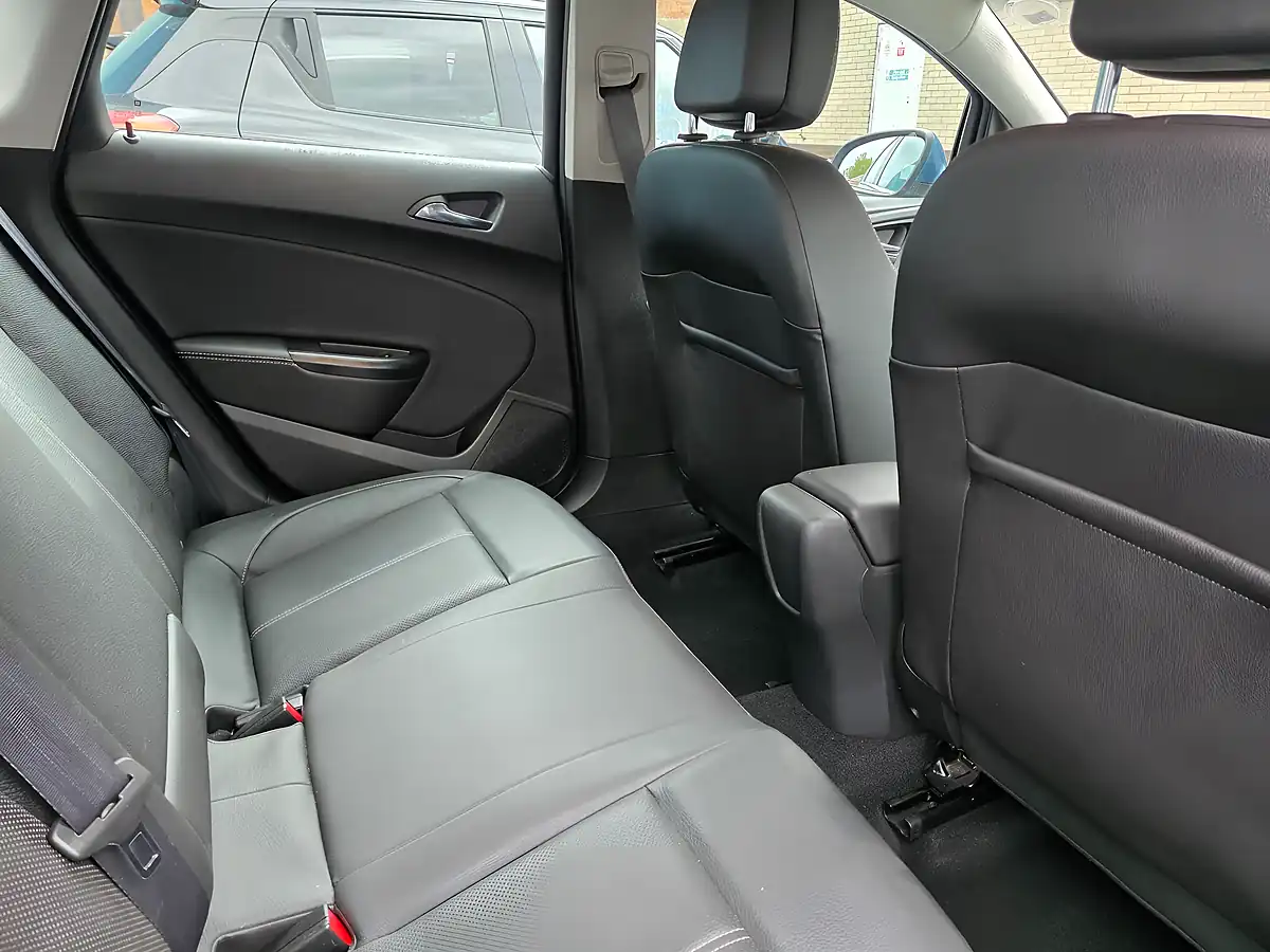 Used 2015 Vauxhall Astra Elite Blue - Interior and Exterior details 12