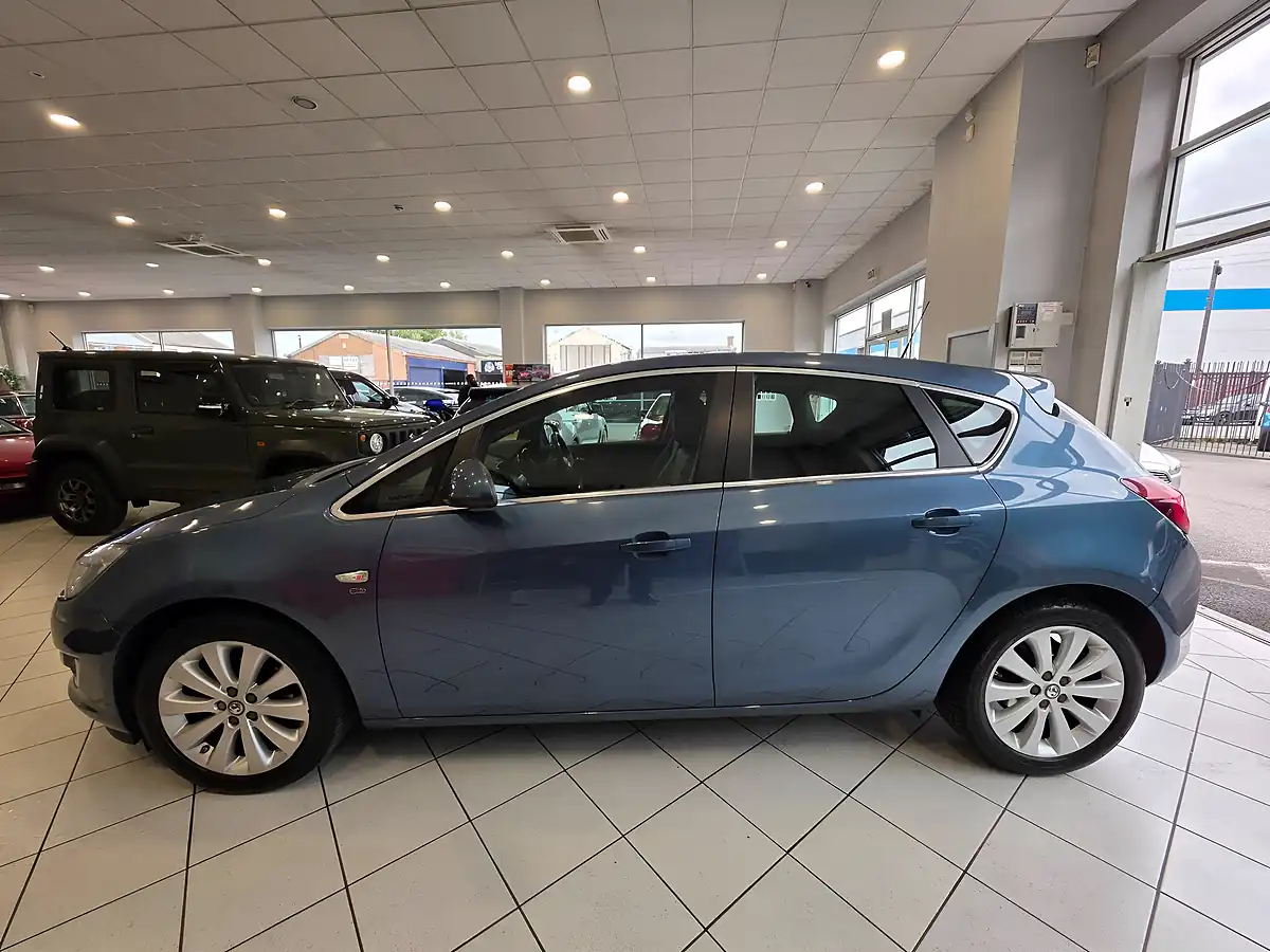Used 2015 Vauxhall Astra Elite Blue - Interior and Exterior details 5