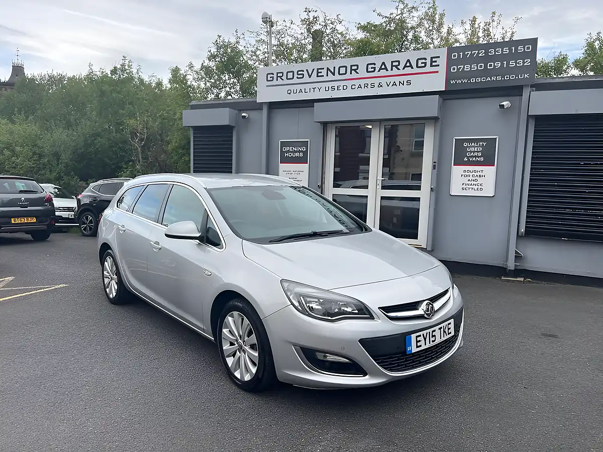 Used 2015 Vauxhall Astra Elite Silver - Front View