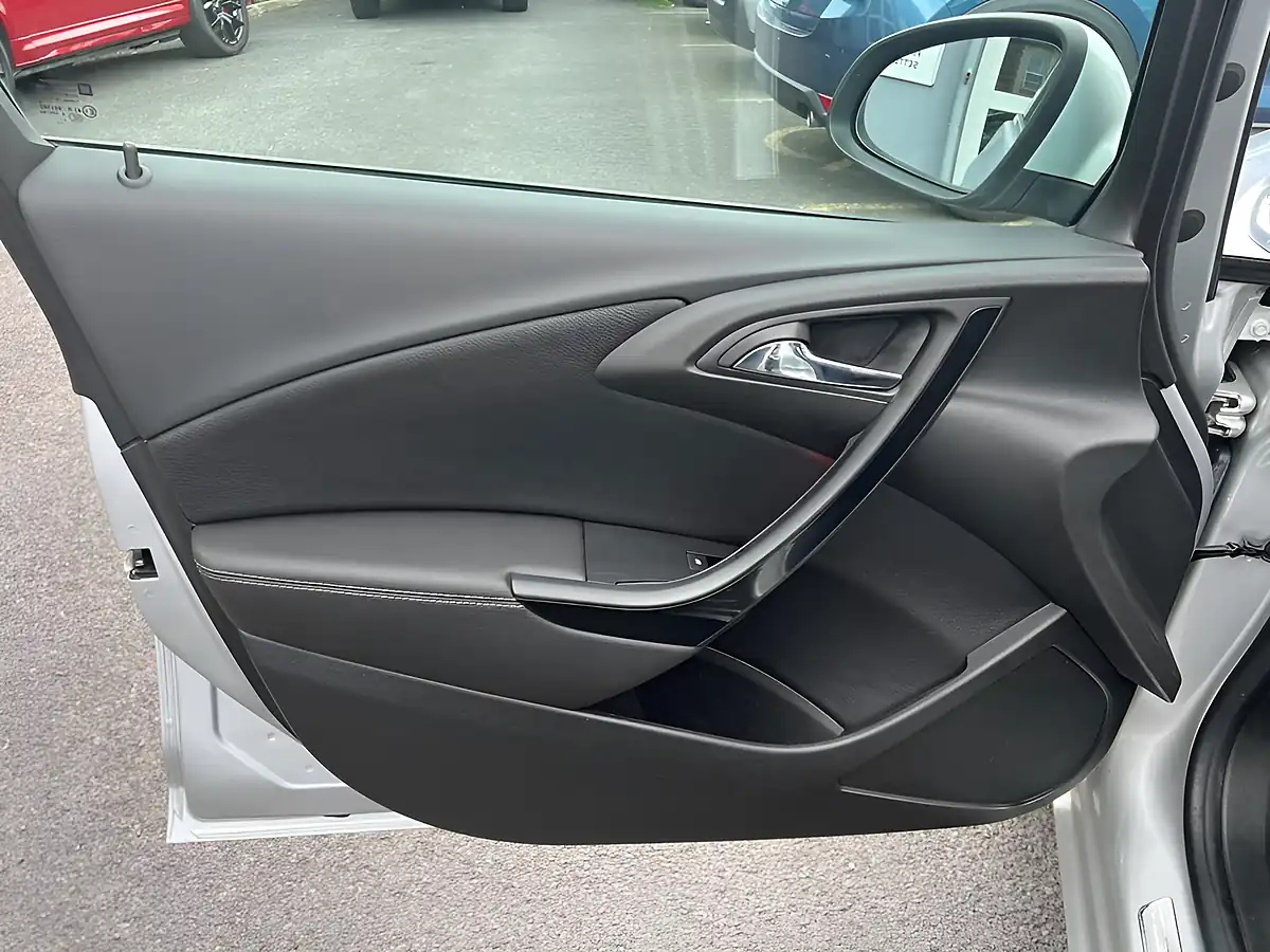Used 2015 Vauxhall Astra Elite Silver - Interior and Exterior details 12