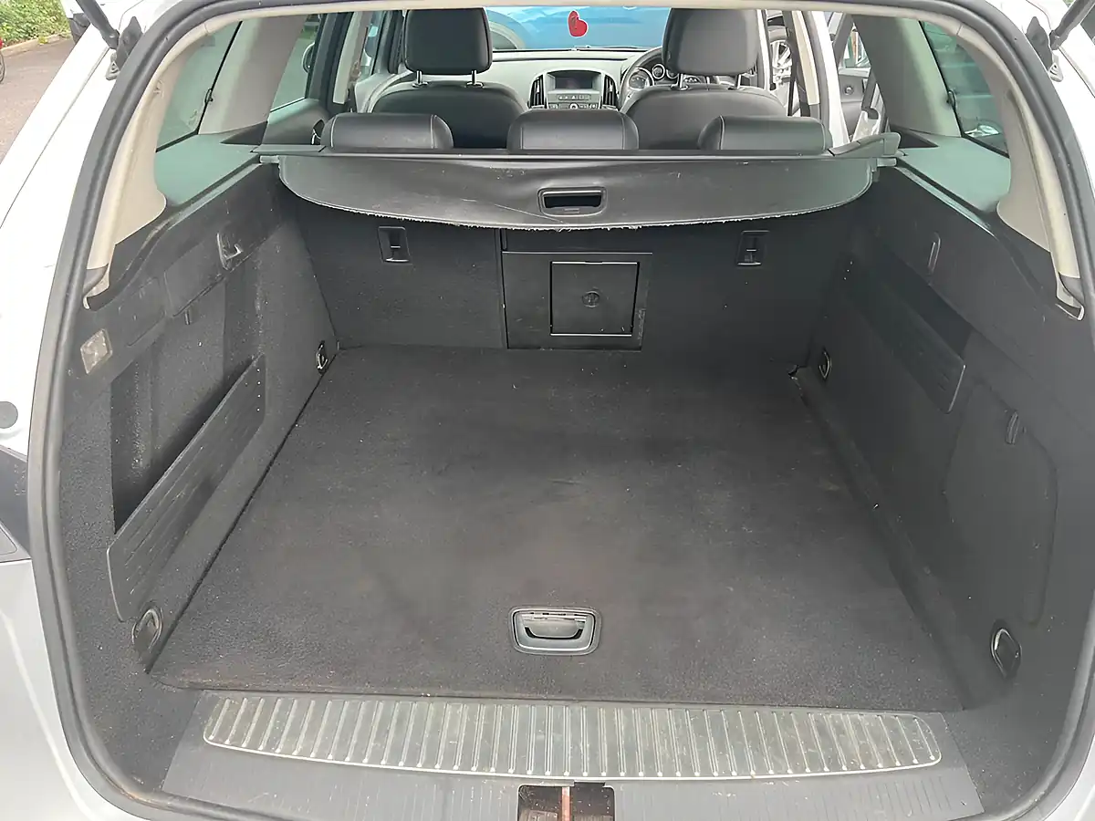 Used 2015 Vauxhall Astra Elite Silver - Interior and Exterior details 13