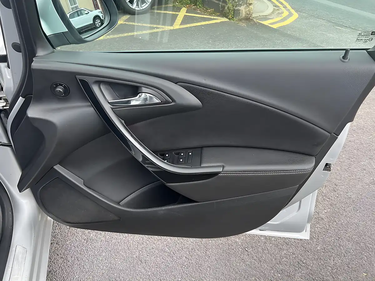 Used 2015 Vauxhall Astra Elite Silver - Interior and Exterior details 14