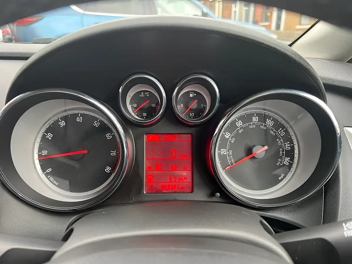 Used 2015 Vauxhall Astra Elite Silver - Interior and Exterior details 18
