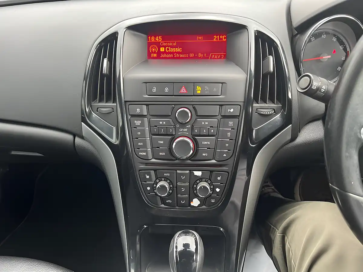 Used 2015 Vauxhall Astra Elite Silver - Interior and Exterior details 20