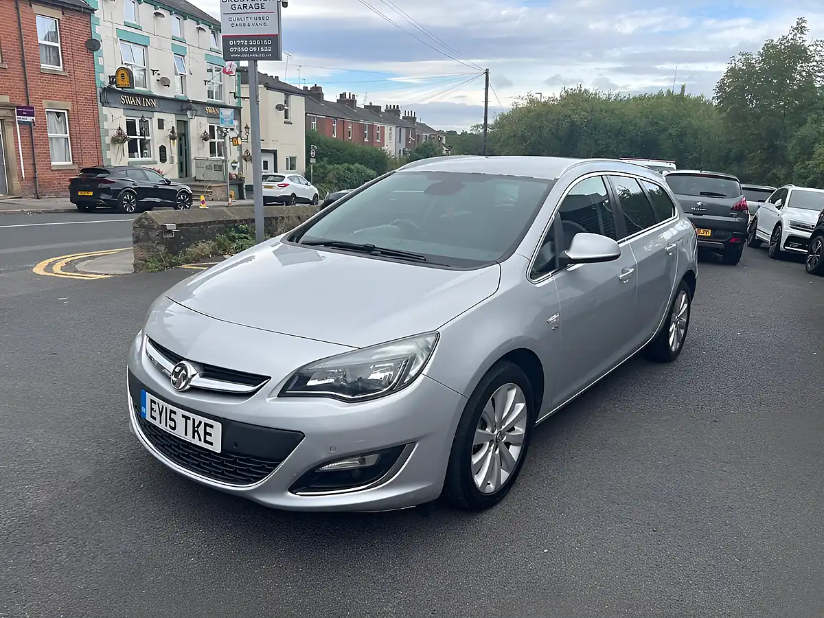 Used 2015 Vauxhall Astra Elite Silver - Interior and Exterior details 3