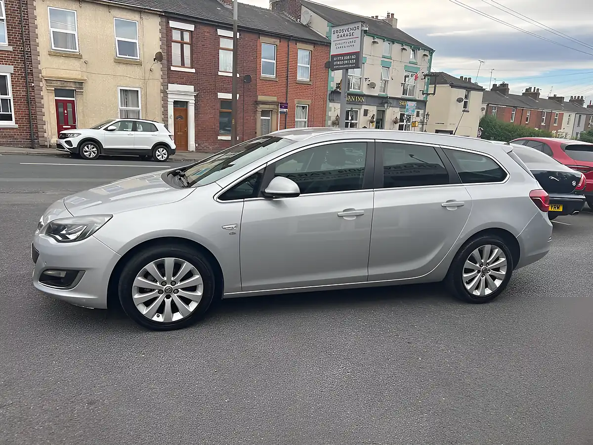 Used 2015 Vauxhall Astra Elite Silver - Interior and Exterior details 4