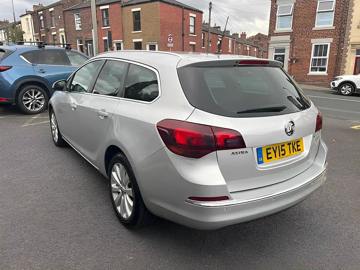 Used 2015 Vauxhall Astra Elite Silver - Interior and Exterior details 5