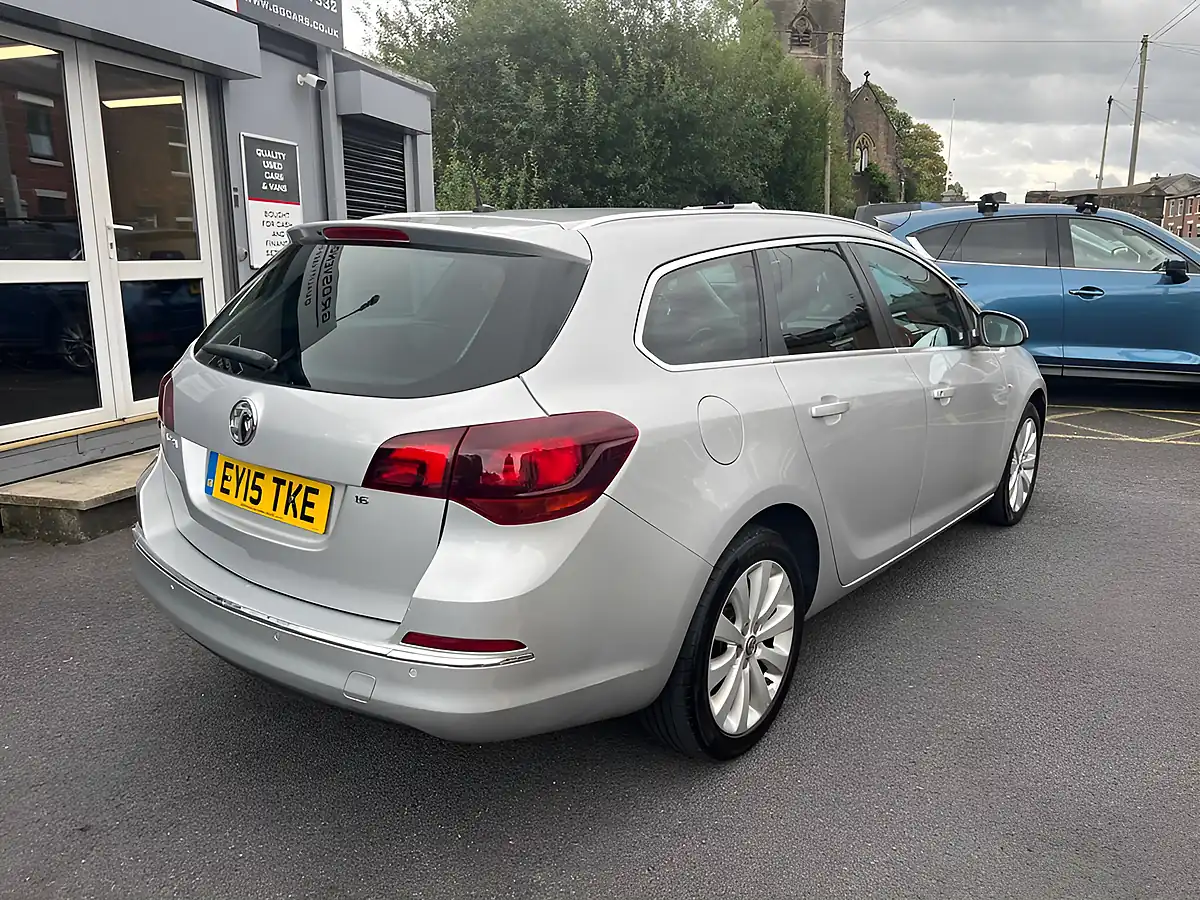 Used 2015 Vauxhall Astra Elite Silver - Interior and Exterior details 7