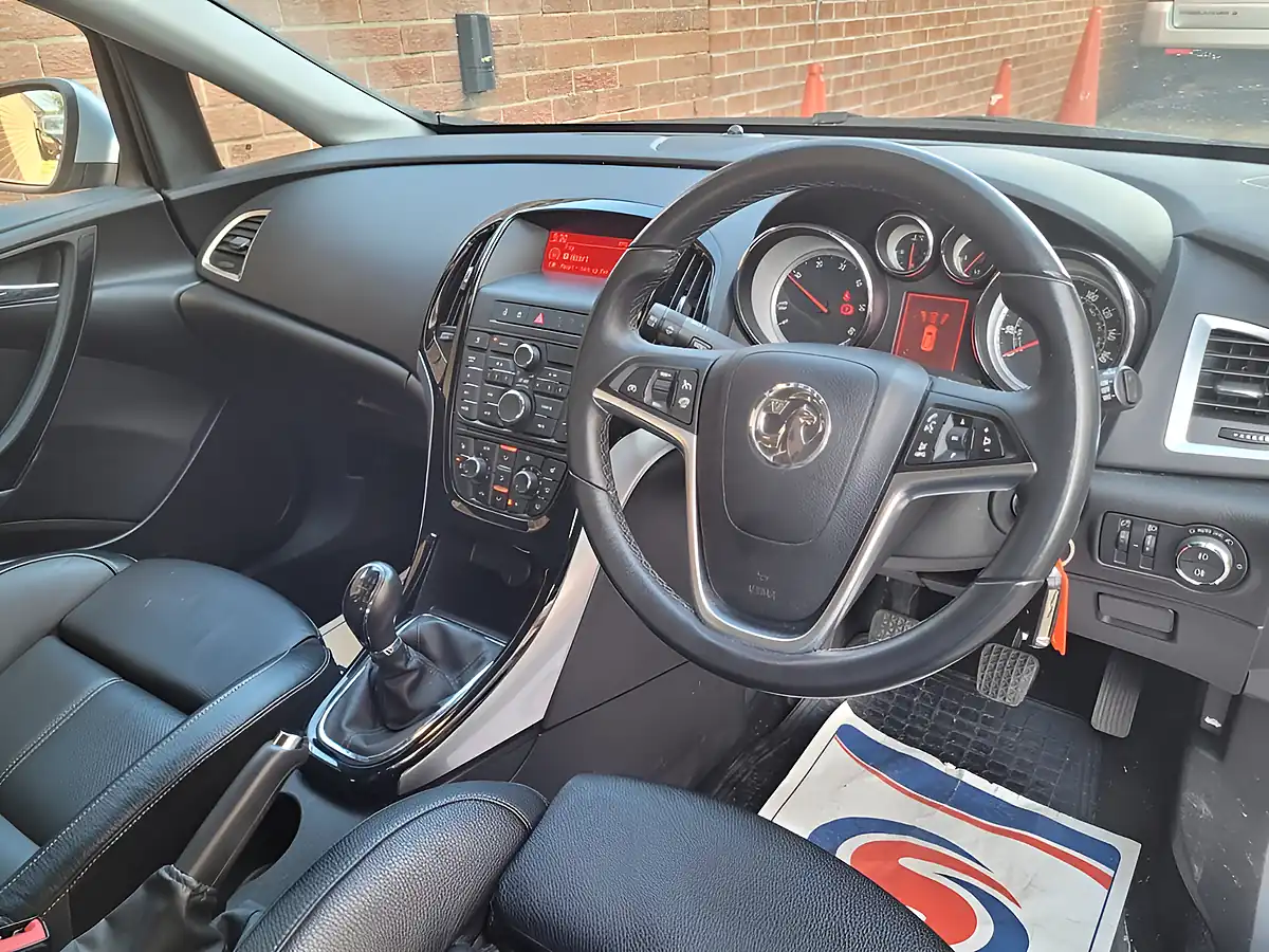 Used 2015 Vauxhall Astra Elite Silver - Interior and Exterior details 17