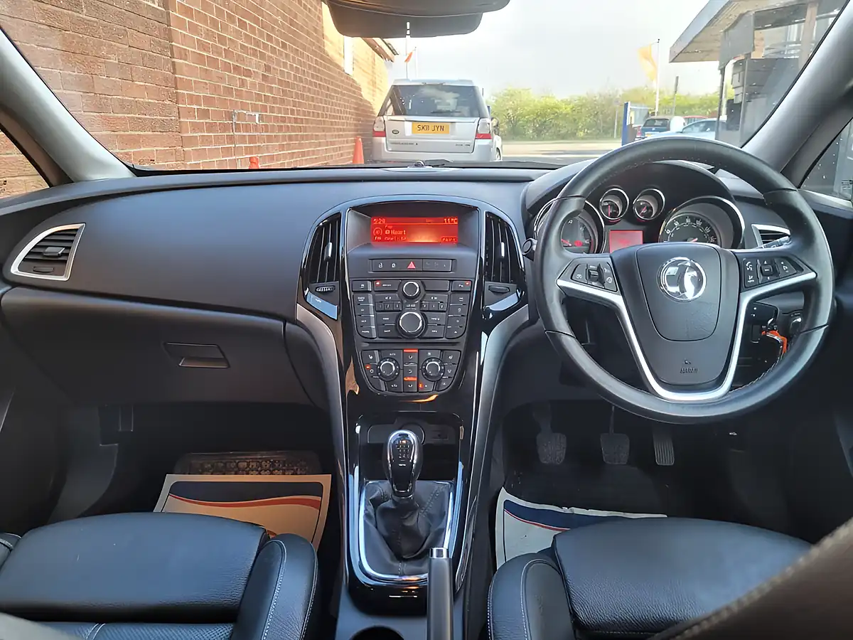Used 2015 Vauxhall Astra Elite Silver - Interior and Exterior details 18