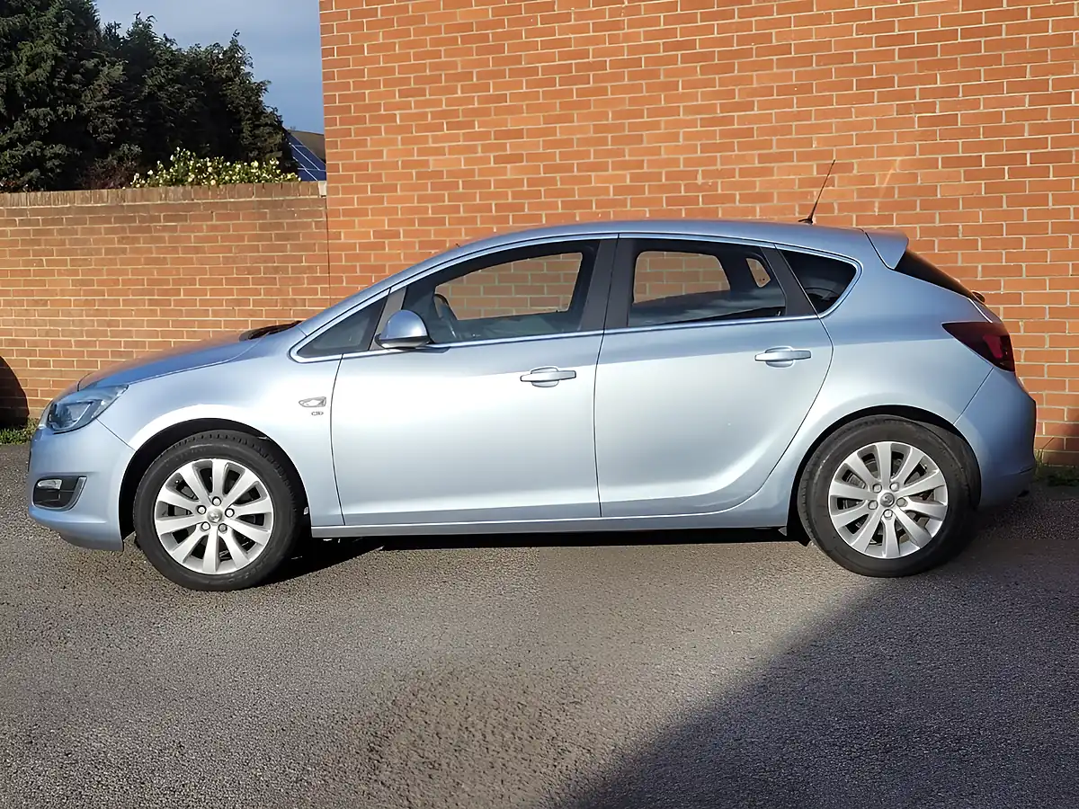 Used 2015 Vauxhall Astra Elite Silver - Interior and Exterior details 2