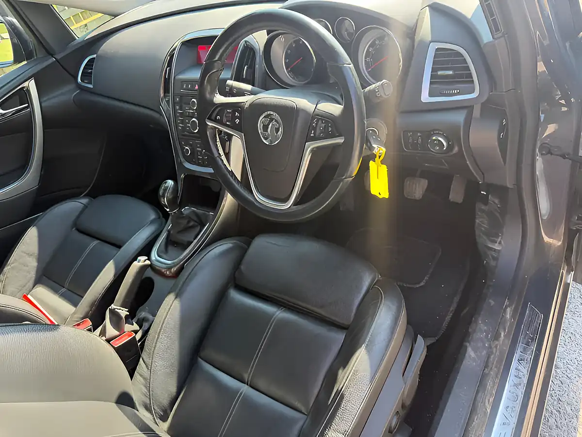 Used 2015 Vauxhall Astra Elite Sports Tourer Grey - Interior and Exterior details 18