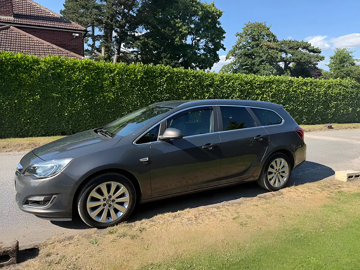 Used 2015 Vauxhall Astra Elite Sports Tourer Grey - Interior and Exterior details 8