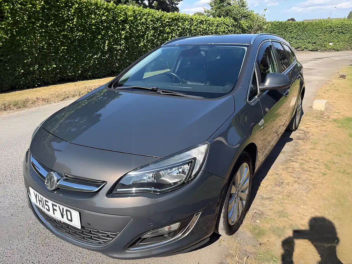Used 2015 Vauxhall Astra Elite Sports Tourer Grey - Interior and Exterior details 9