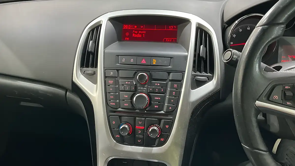 Used 2015 Vauxhall Astra Excite Black - Interior and Exterior details 14