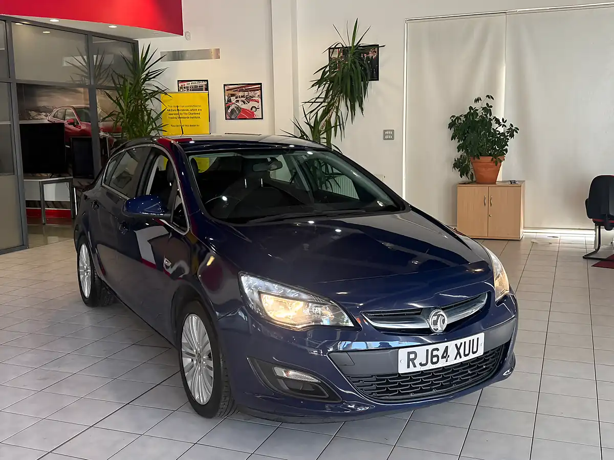 Used 2015 Vauxhall Astra Excite Blue - Interior and Exterior details 2