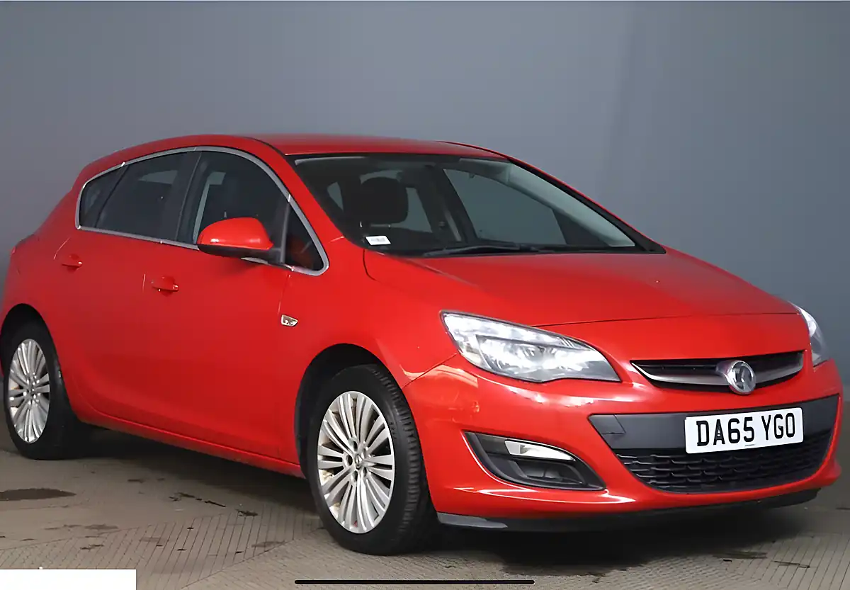 Used 2015 Vauxhall Astra Excite Red - Front View