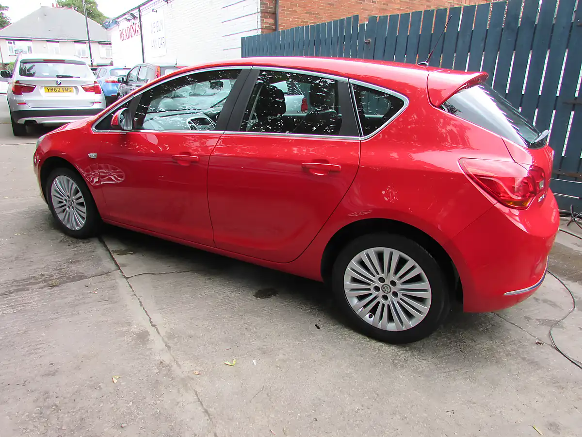 Used 2015 Vauxhall Astra Excite Red - Interior and Exterior details 2