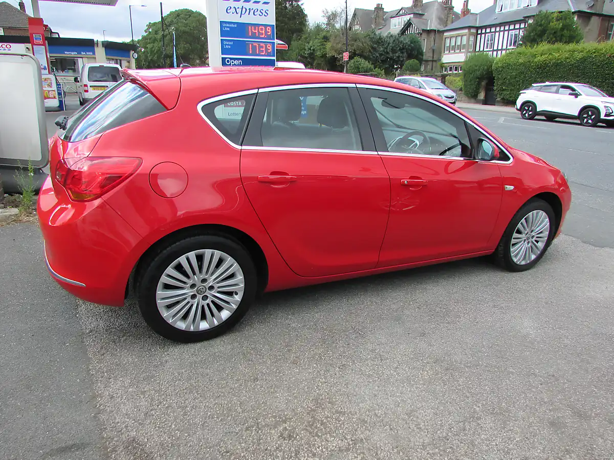 Used 2015 Vauxhall Astra Excite Red - Interior and Exterior details 3