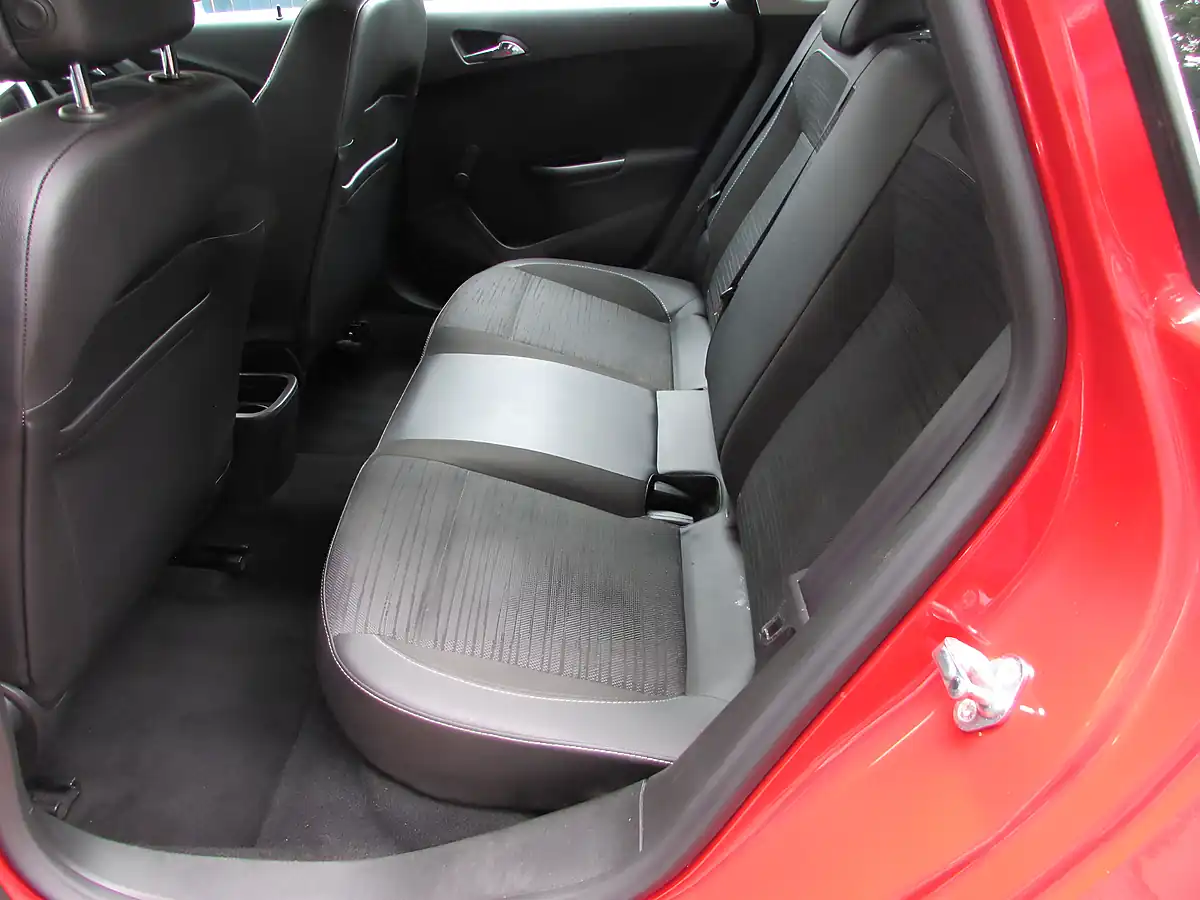 Used 2015 Vauxhall Astra Excite Red - Interior and Exterior details 7