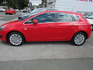 Used 2015 Vauxhall Astra Excite Red - Interior and Exterior details 9