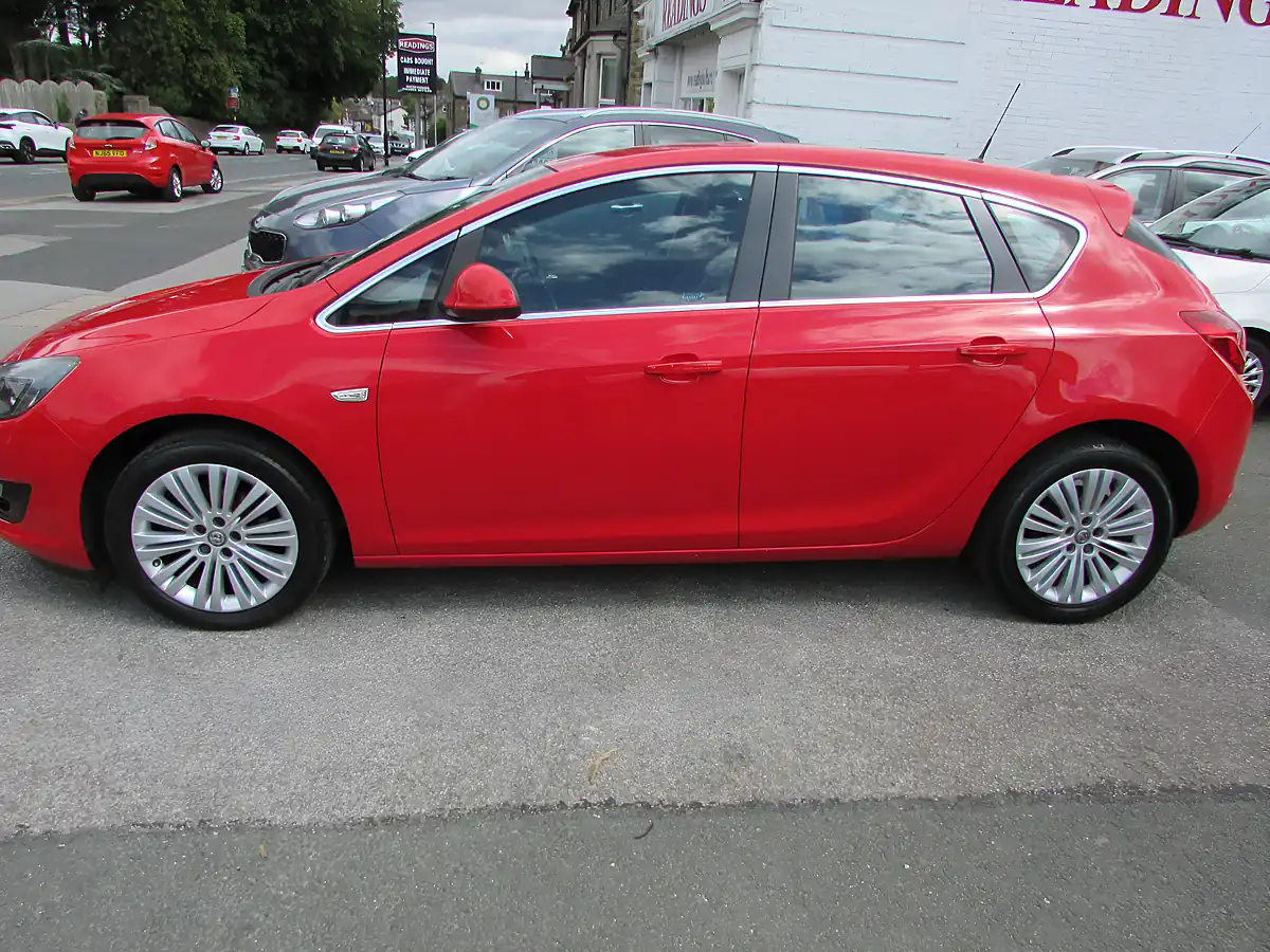 Used 2015 Vauxhall Astra Excite Red - Interior and Exterior details 9