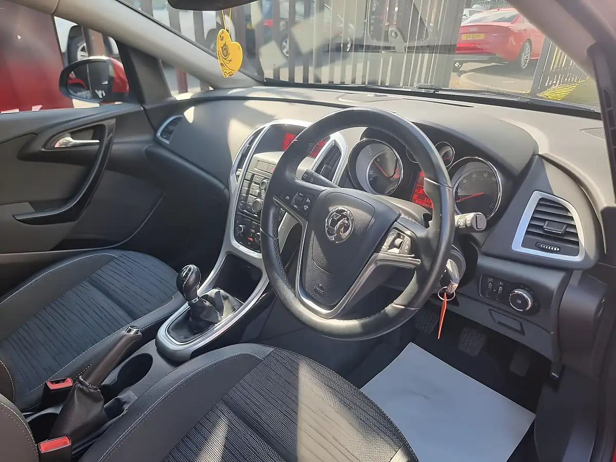 Used 2015 Vauxhall Astra Excite Red - Interior and Exterior details 13