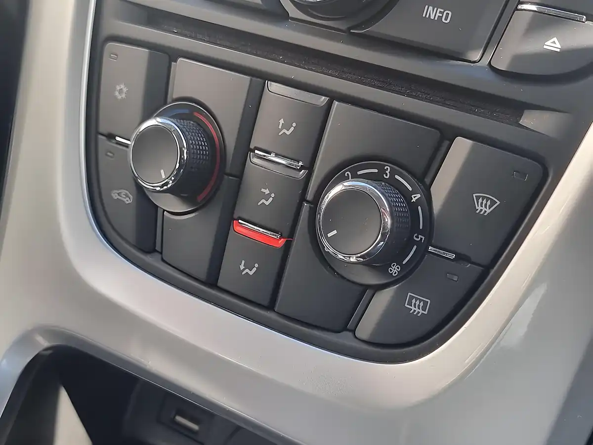 Used 2015 Vauxhall Astra Excite Red - Interior and Exterior details 18