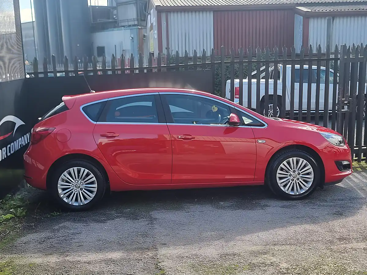 Used 2015 Vauxhall Astra Excite Red - Interior and Exterior details 5