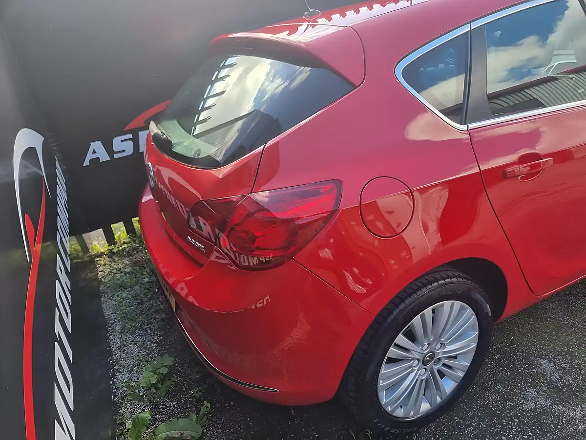 Used 2015 Vauxhall Astra Excite Red - Interior and Exterior details 9