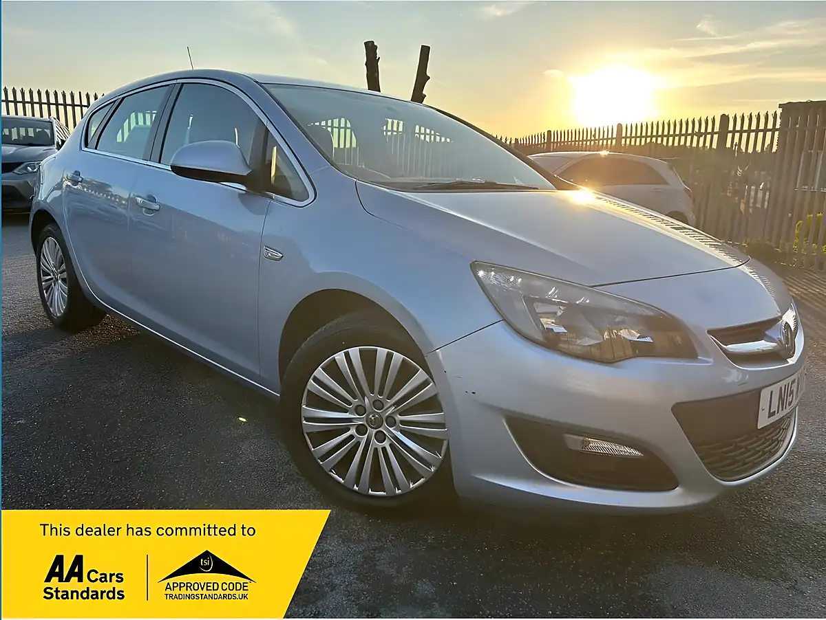 Used 2015 Vauxhall Astra Excite Silver - Front View