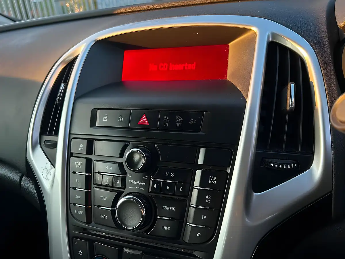 Used 2015 Vauxhall Astra Excite Silver - Interior and Exterior details 15